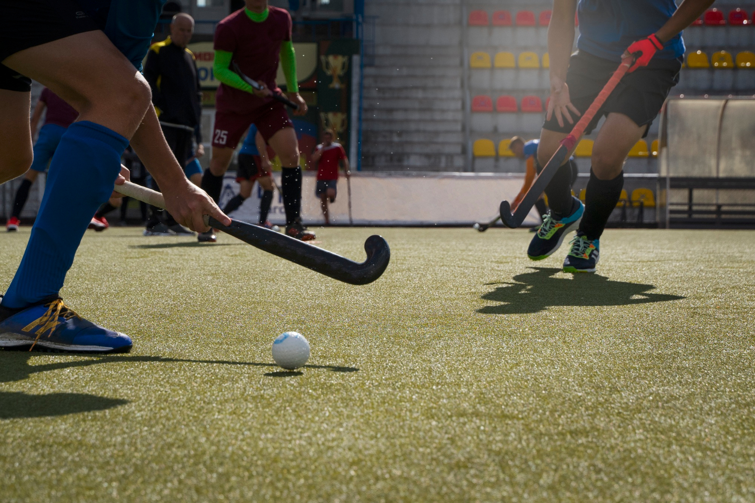 Close-up foto van een hockeyveld.